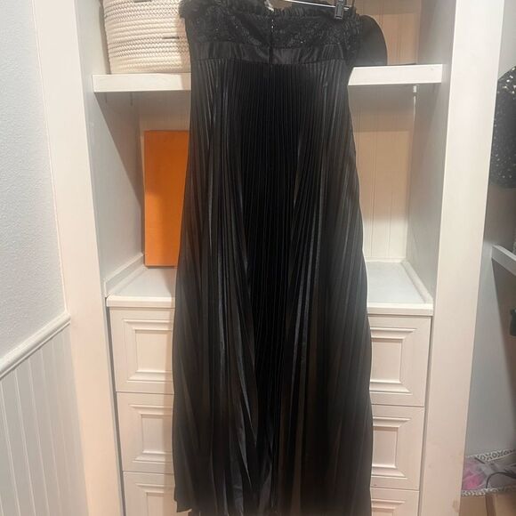 Badgley Mischka Black Satin Lace
Pleated Gown | Size6 - Picture 6 of 10